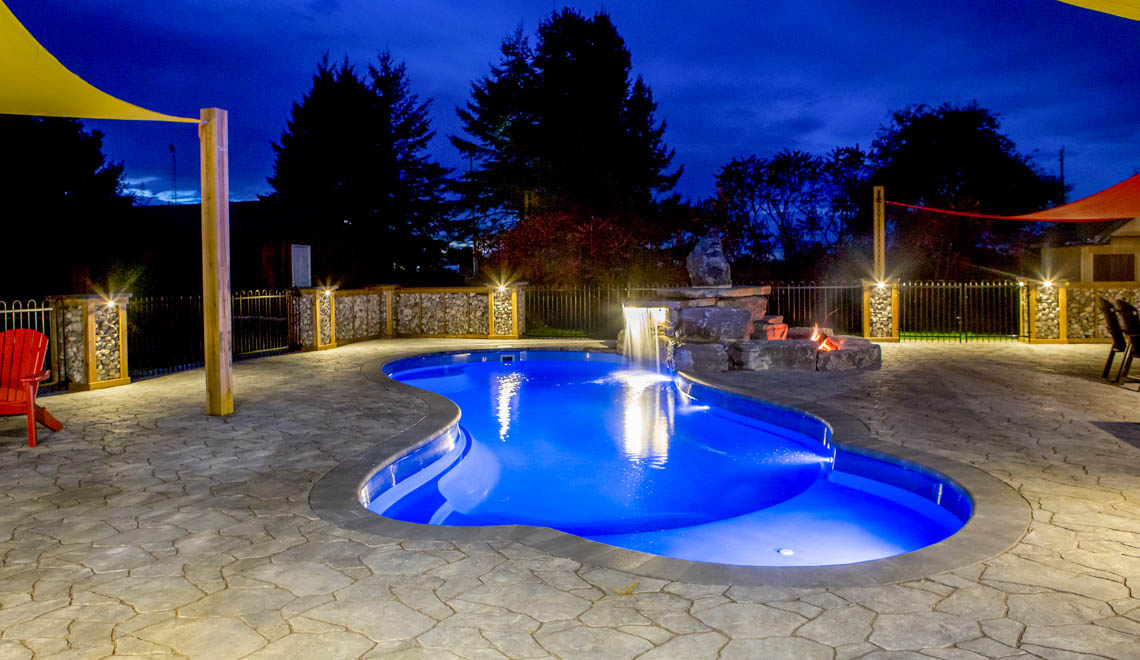 Leisure Pools Eclipse freeform composite swimming pool with built-in splash deck