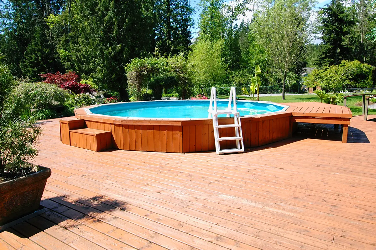 Above ground swimming pool